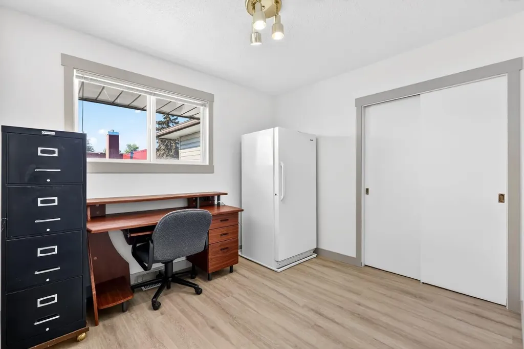 912 Stonehaven Road SW Calgary AB T2W 0P6