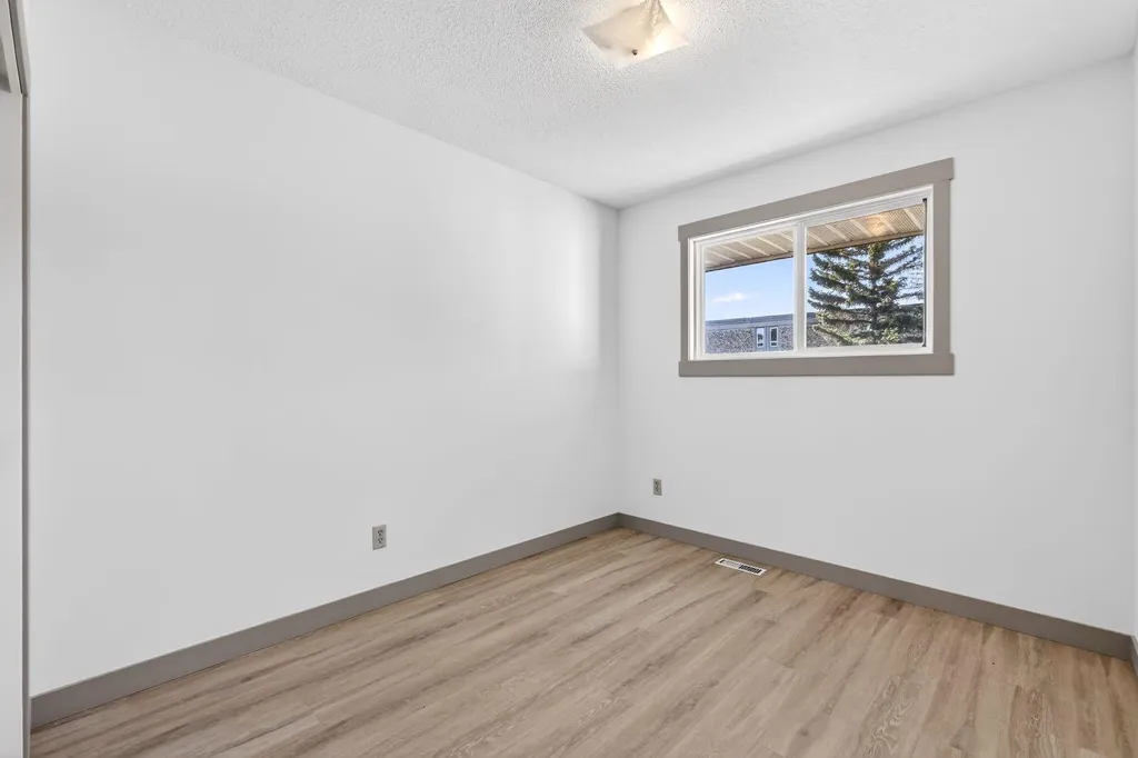 912 Stonehaven Road SW Calgary AB T2W 0P6