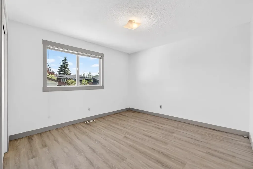 912 Stonehaven Road SW Calgary AB T2W 0P6
