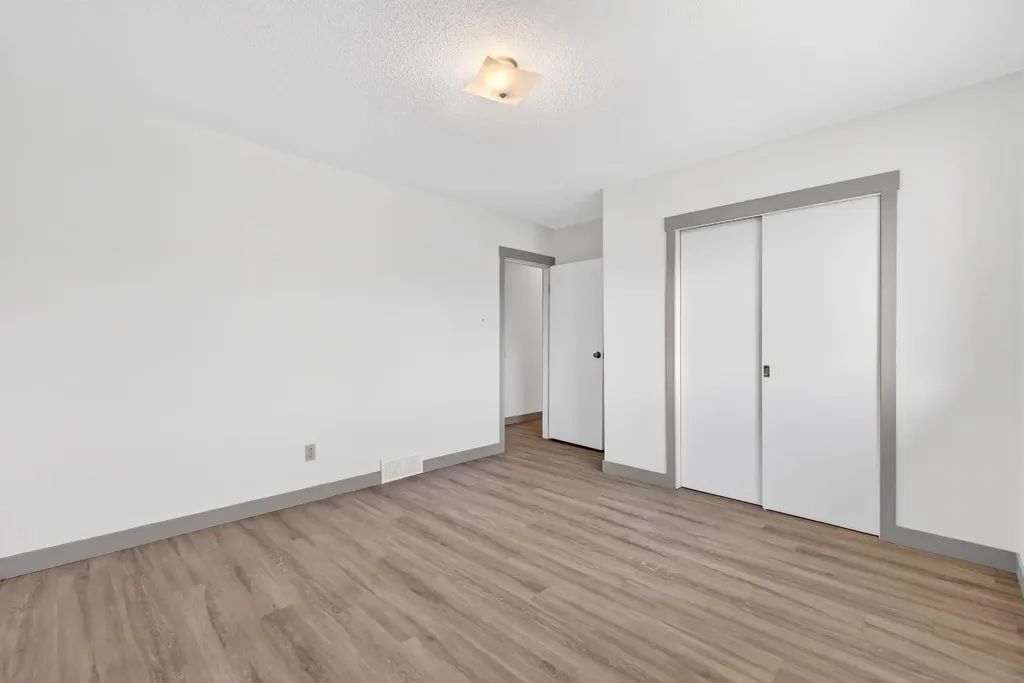 912 Stonehaven Road SW Calgary AB T2W 0P6