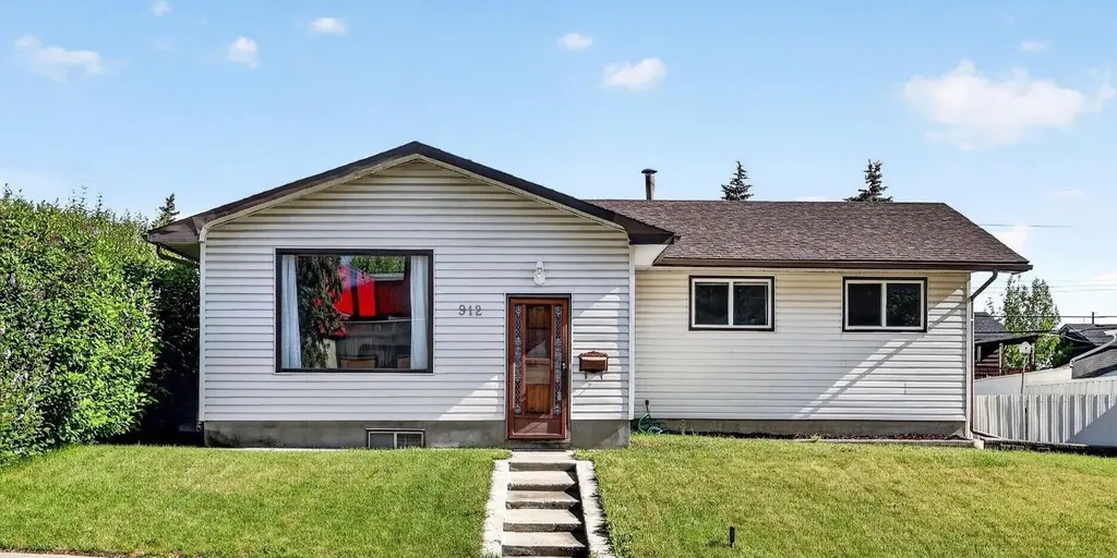 912 Stonehaven Road SW Calgary AB T2W 0P6