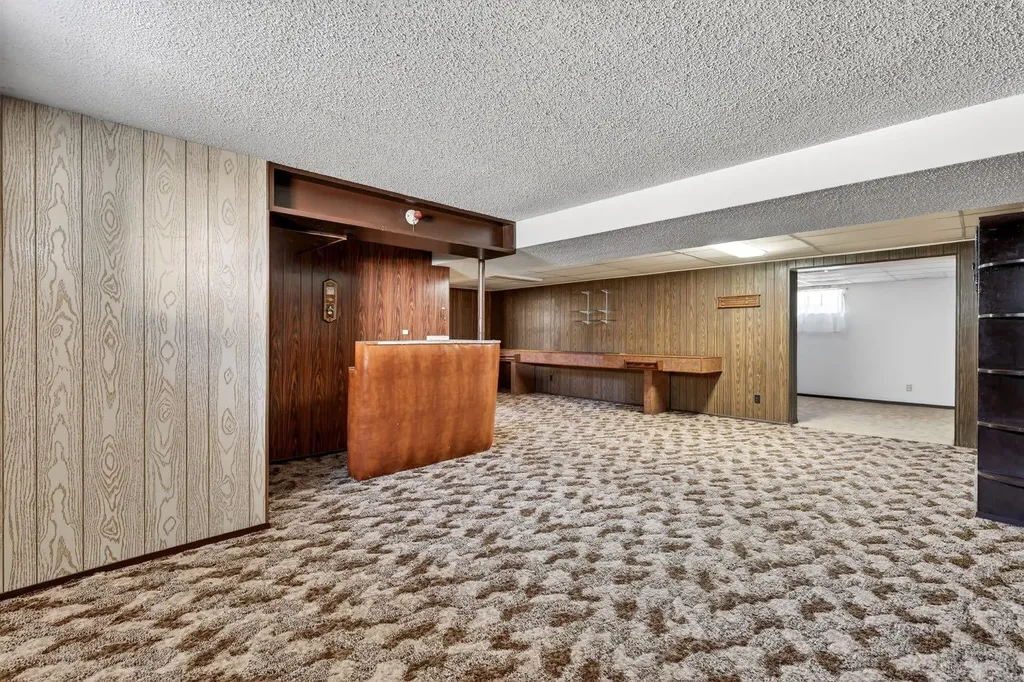 912 Stonehaven Road SW Calgary AB T2W 0P6