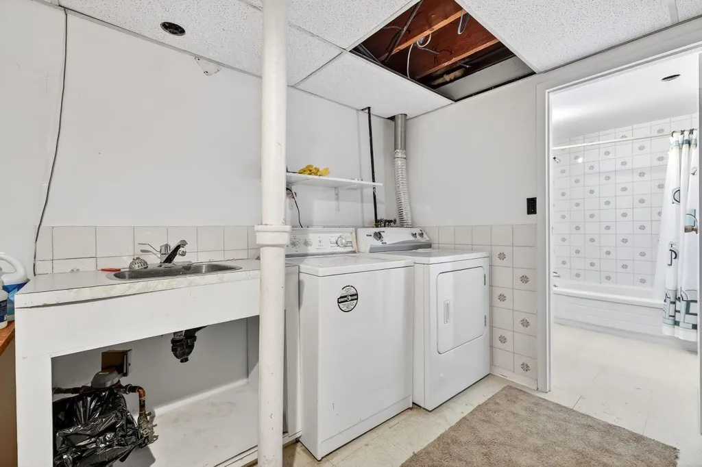 912 Stonehaven Road SW Calgary AB T2W 0P6