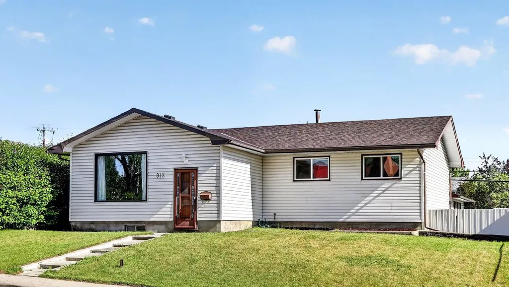 912 Stonehaven Road SW Calgary AB T2W 0P6