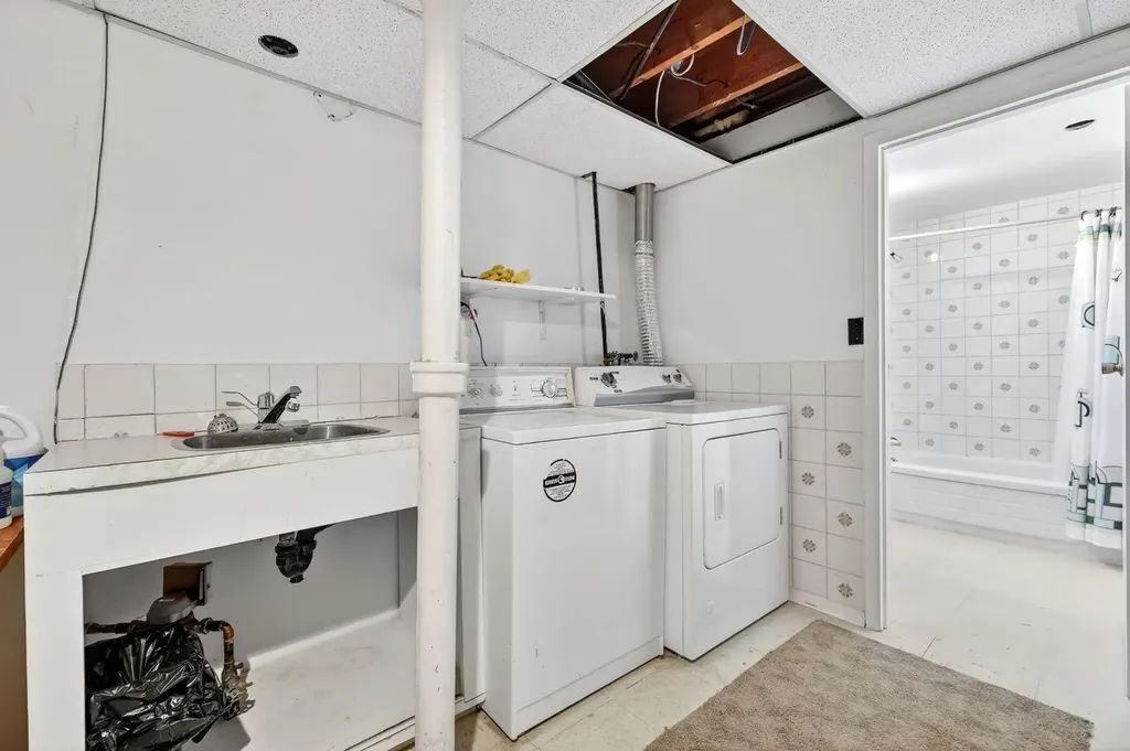 912 Stonehaven Road SW Calgary AB T2W 0P6