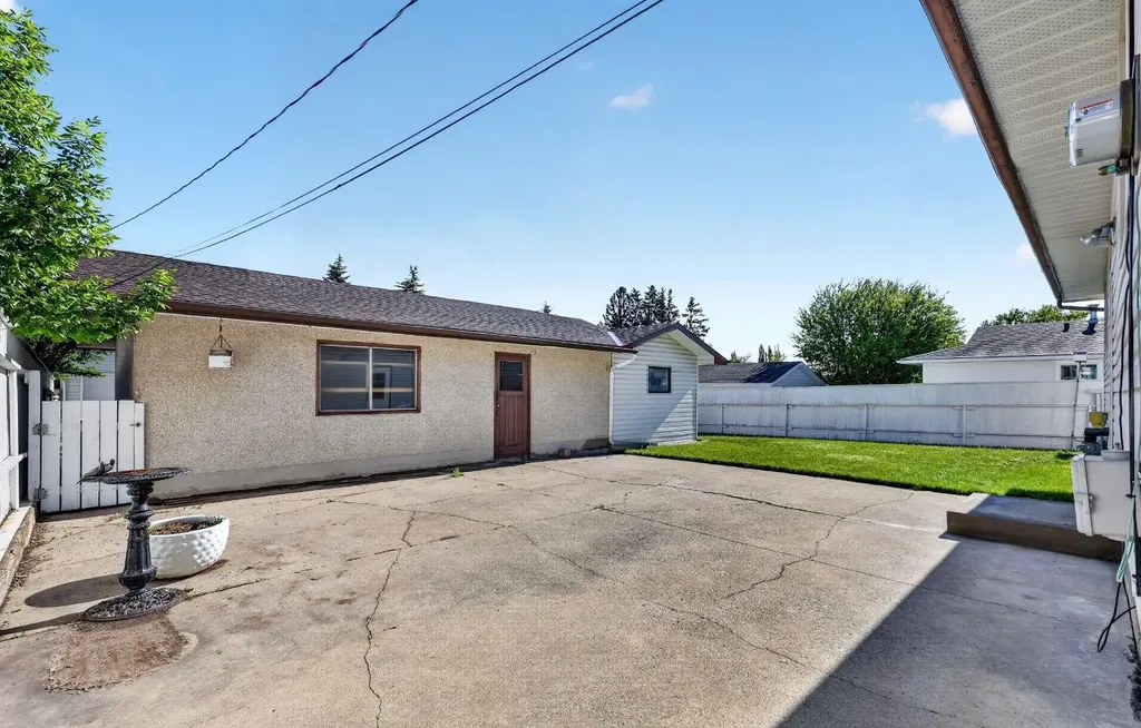 912 Stonehaven Road SW Calgary AB T2W 0P6