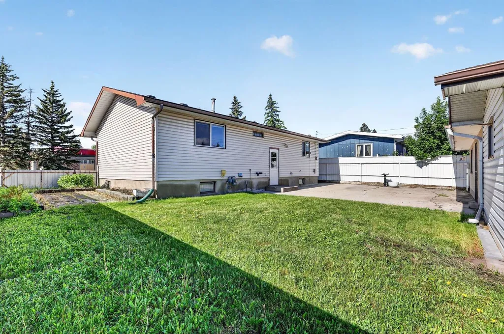 912 Stonehaven Road SW Calgary AB T2W 0P6