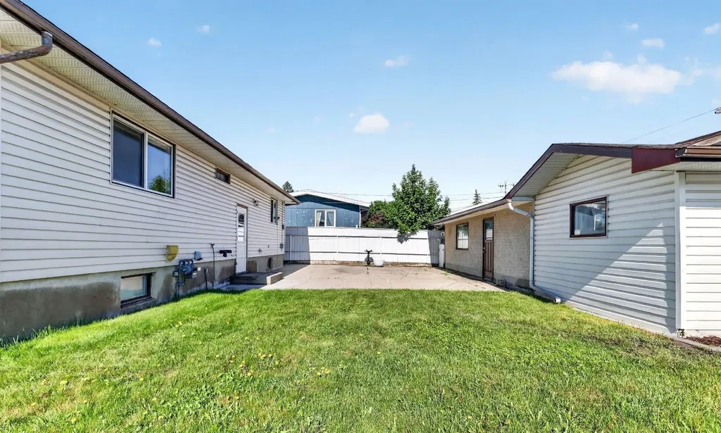 912 Stonehaven Road SW Calgary AB T2W 0P6