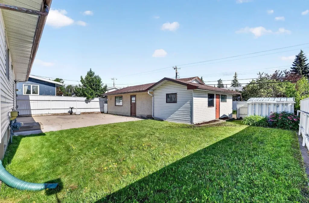 912 Stonehaven Road SW Calgary AB T2W 0P6