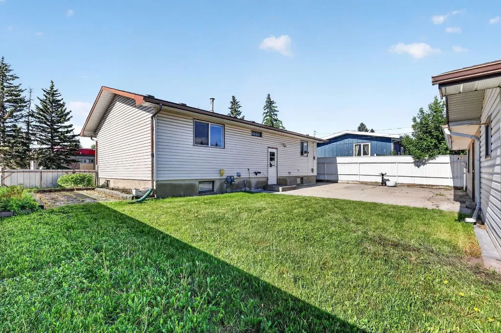 912 Stonehaven Road SW Calgary AB T2W 0P6