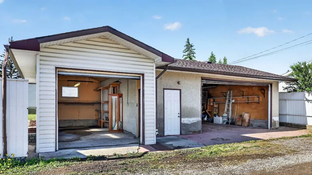 912 Stonehaven Road SW Calgary AB T2W 0P6