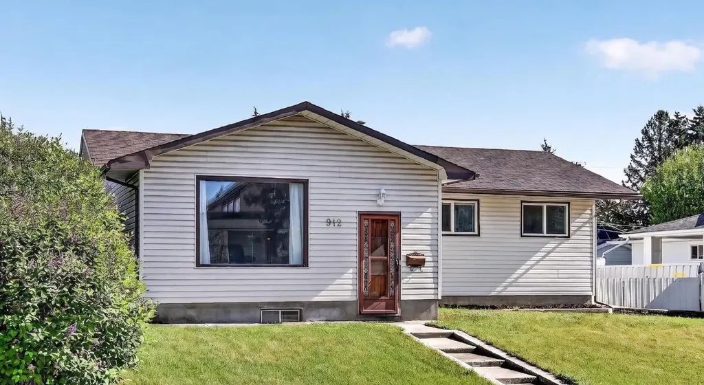 912 Stonehaven Road SW Calgary AB T2W 0P6