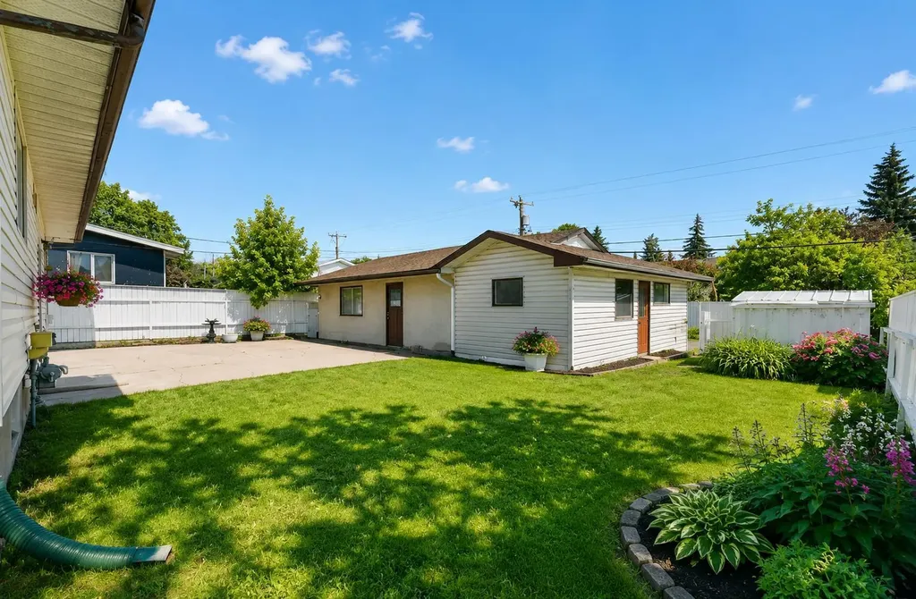 912 Stonehaven Road SW Calgary AB T2W 0P6
