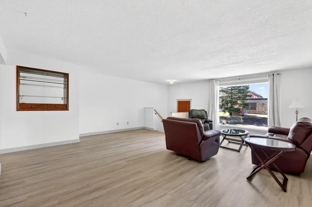 912 Stonehaven Road SW Calgary AB T2W 0P6