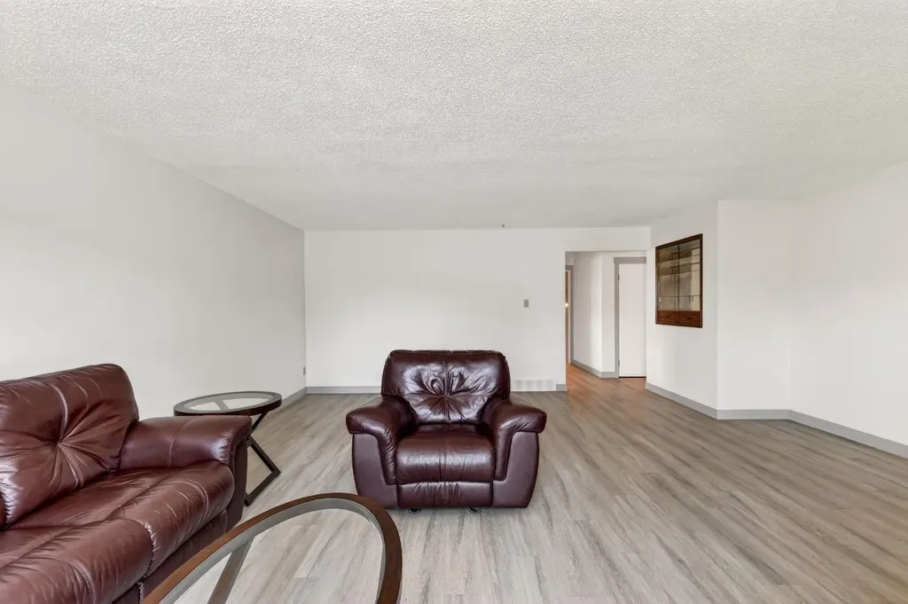 912 Stonehaven Road SW Calgary AB T2W 0P6