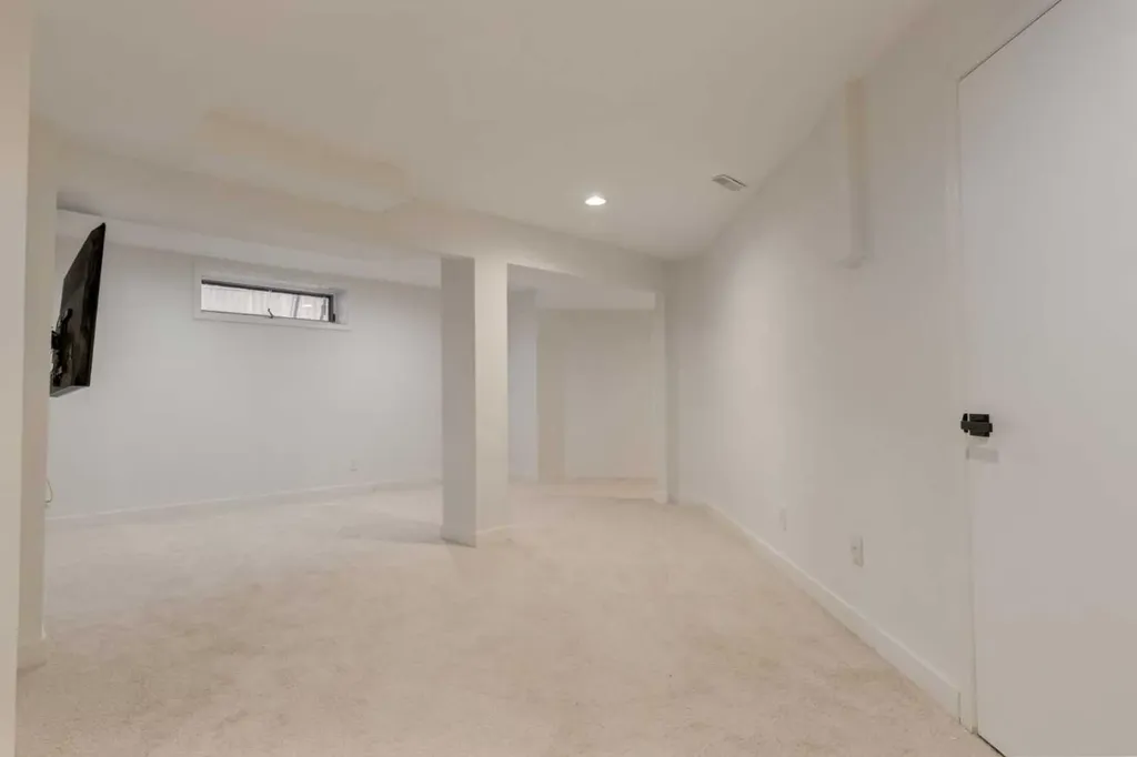 113 Straddock Terrace SW Calgary AB T3H2T4