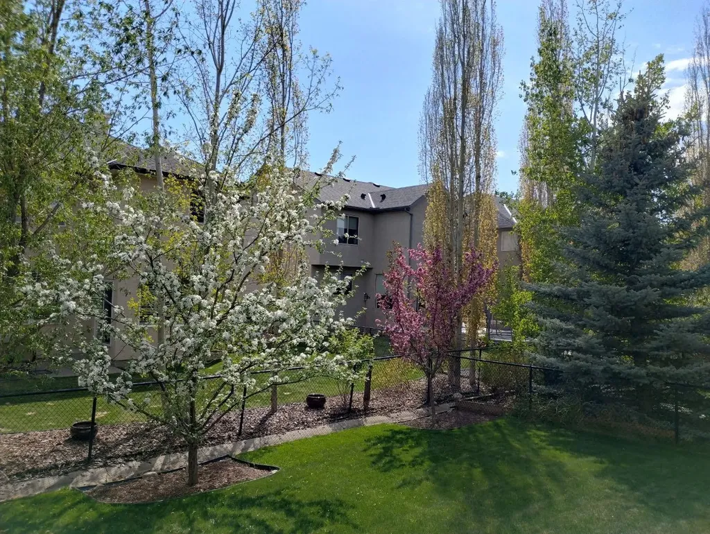 430 Discovery Ridge Boulevard SW Calgary AB T3H 5T7