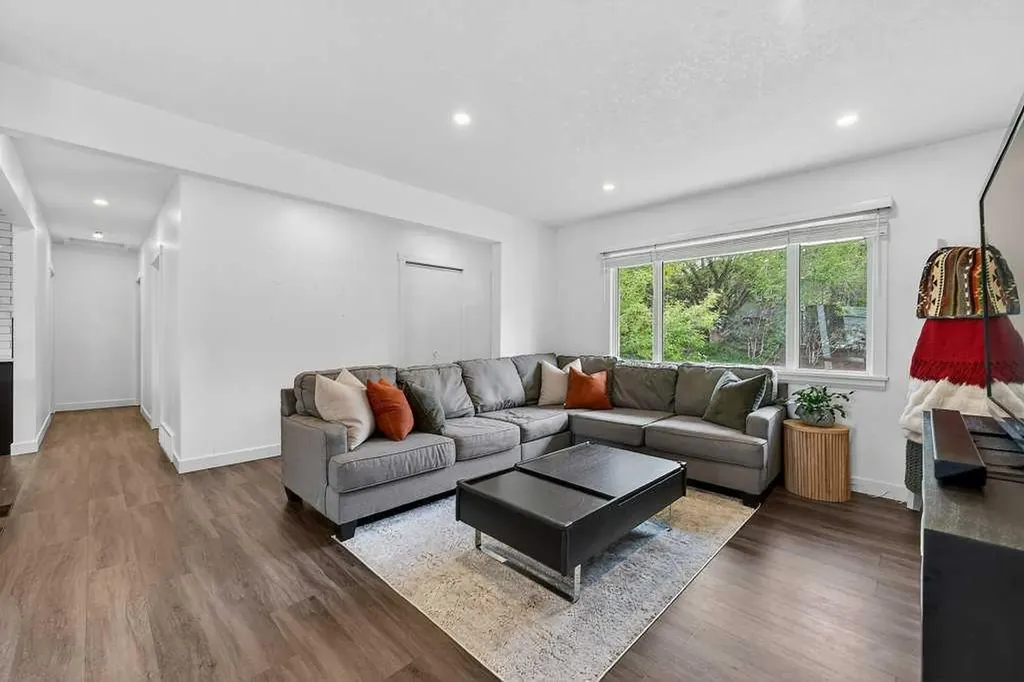 2203 9 Avenue NW Calgary AB T2N 1E8