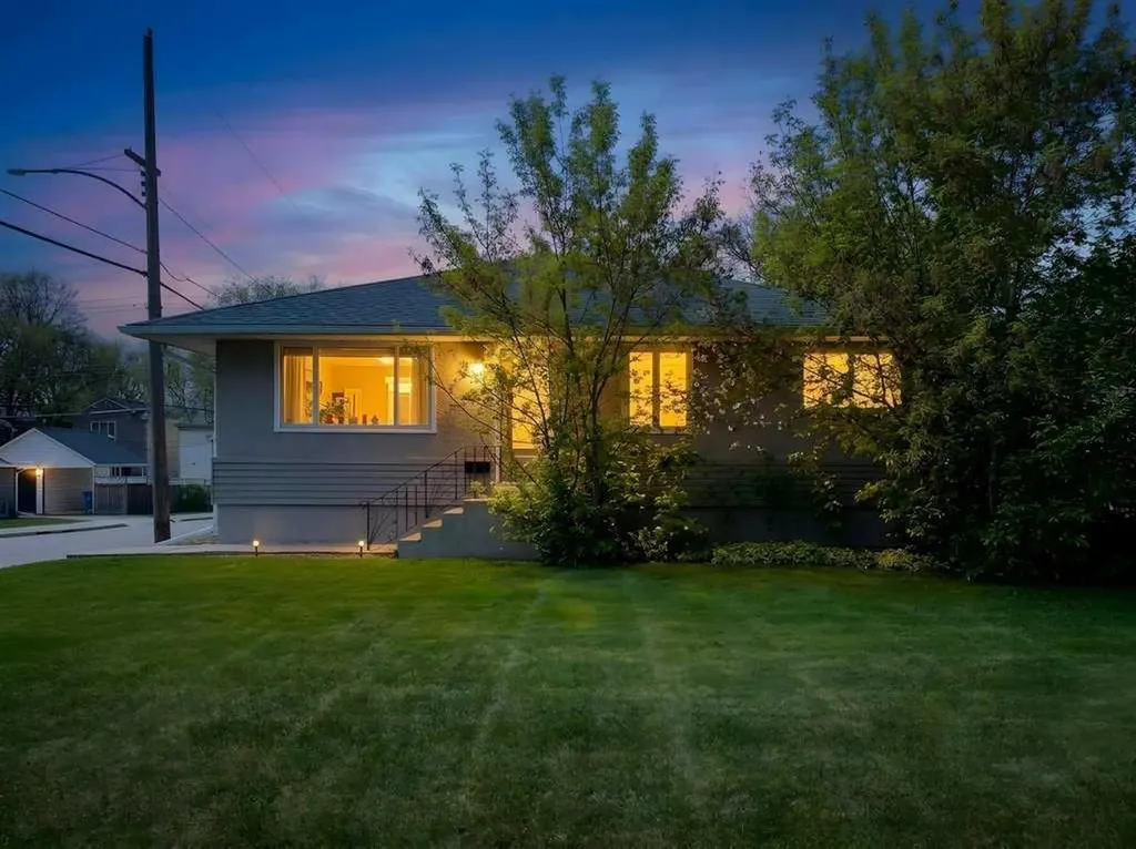 2203 9 Avenue NW Calgary AB T2N 1E8