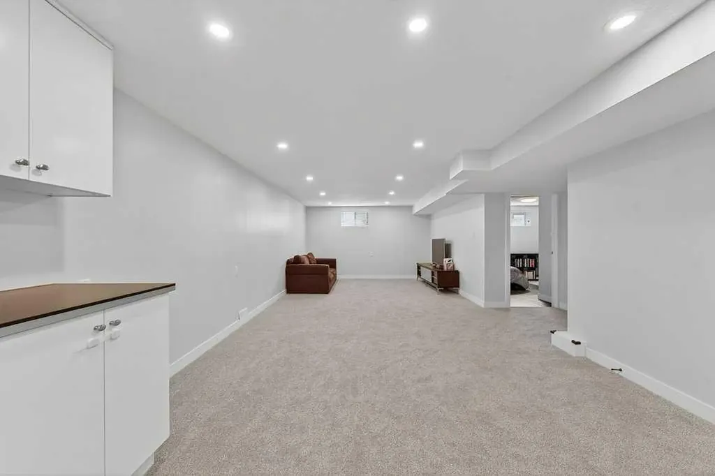 2203 9 Avenue NW Calgary AB T2N 1E8