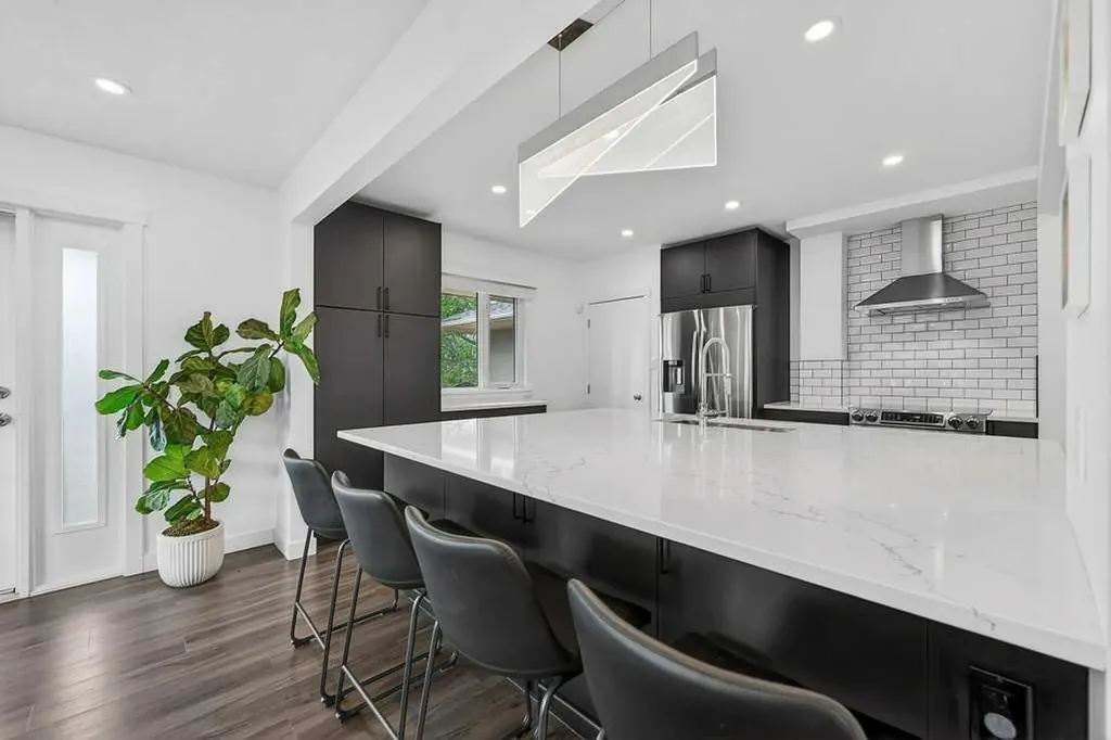 2203 9 Avenue NW Calgary AB T2N 1E8