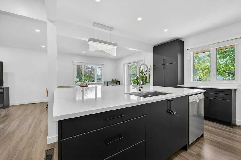 2203 9 Avenue NW Calgary AB T2N 1E8