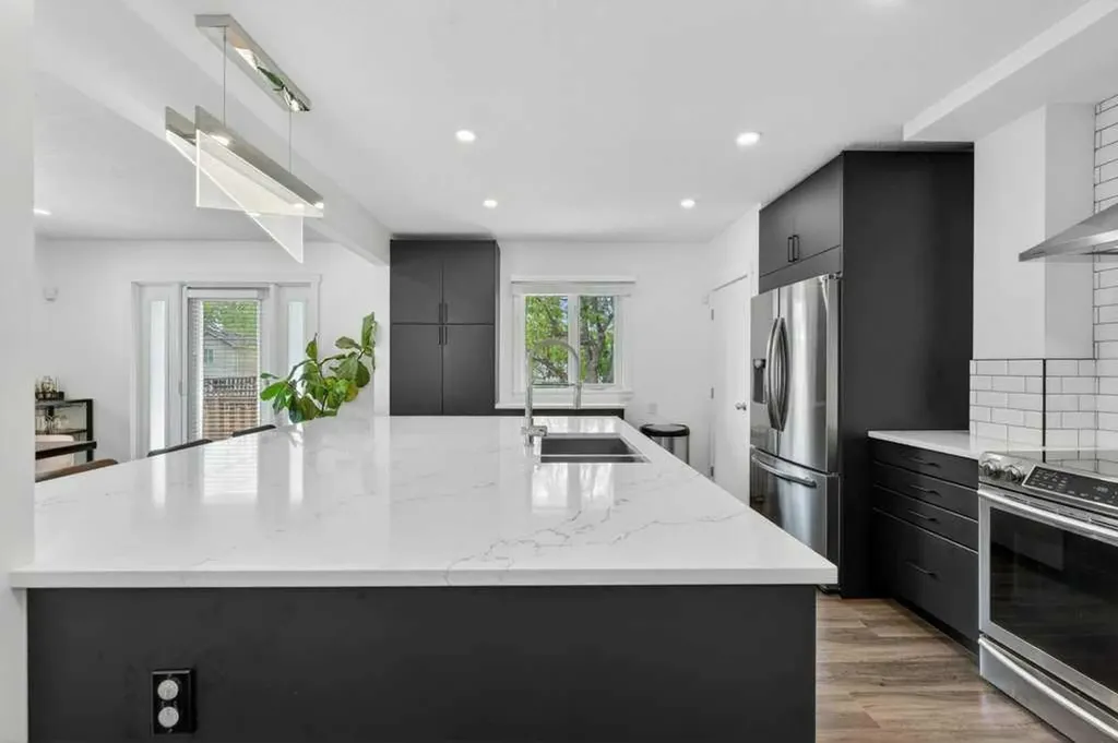 2203 9 Avenue NW Calgary AB T2N 1E8