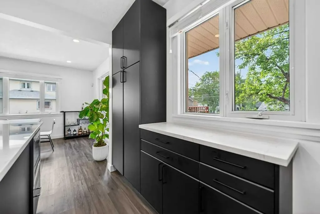 2203 9 Avenue NW Calgary AB T2N 1E8