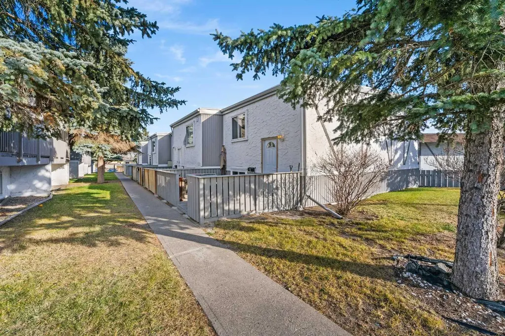 455 Huntsville Crescent NW Calgary AB T2K 4W3