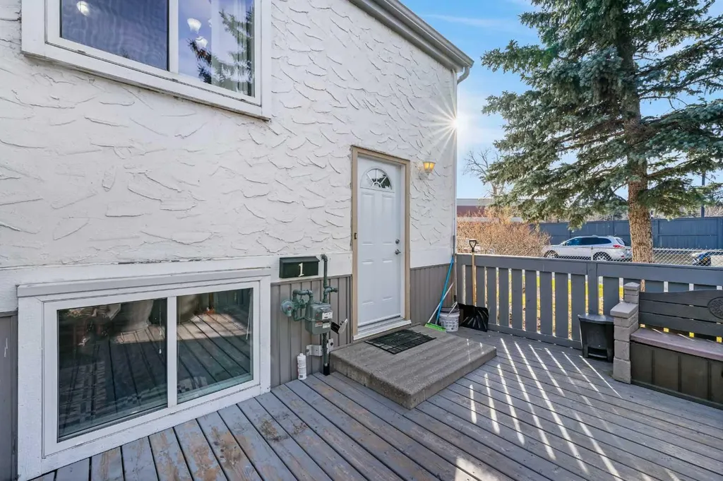 455 Huntsville Crescent NW Calgary AB T2K 4W3