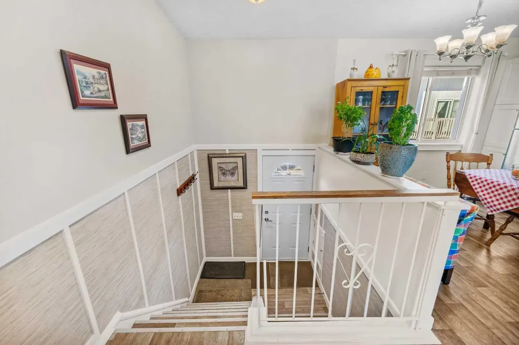455 Huntsville Crescent NW Calgary AB T2K 4W3