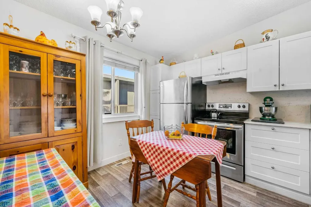 455 Huntsville Crescent NW Calgary AB T2K 4W3