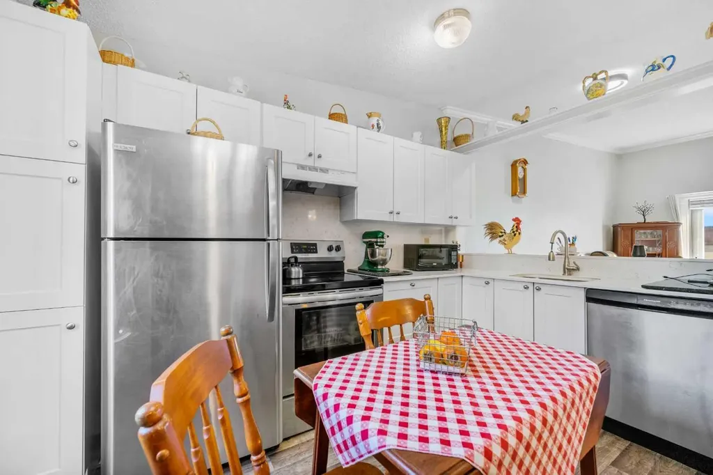 455 Huntsville Crescent NW Calgary AB T2K 4W3