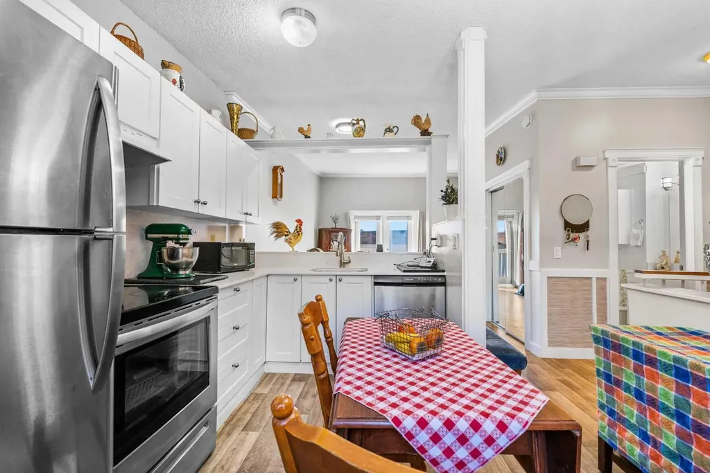 455 Huntsville Crescent NW Calgary AB T2K 4W3