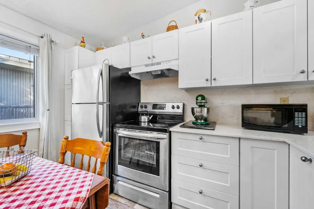 455 Huntsville Crescent NW Calgary AB T2K 4W3