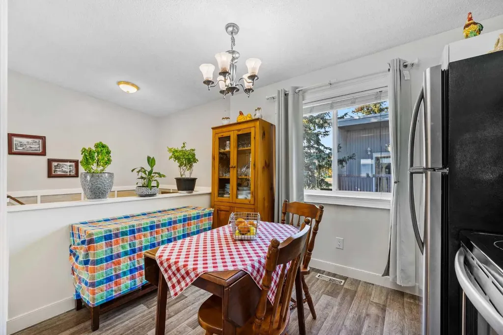 455 Huntsville Crescent NW Calgary AB T2K 4W3