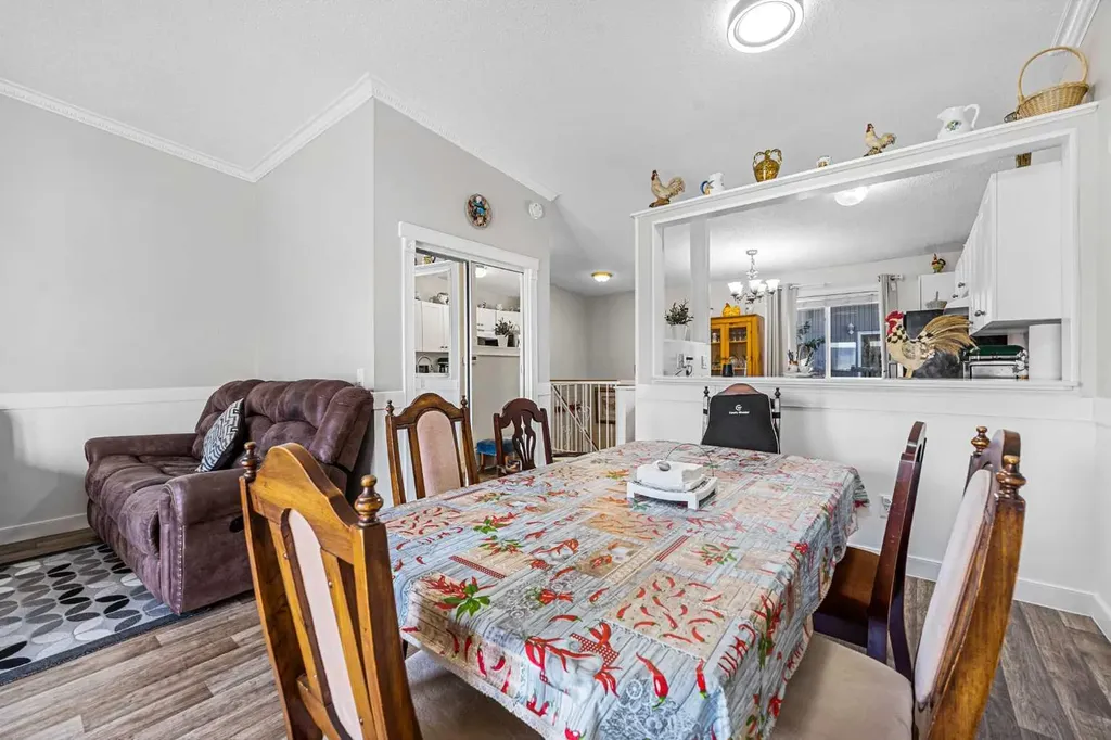 455 Huntsville Crescent NW Calgary AB T2K 4W3