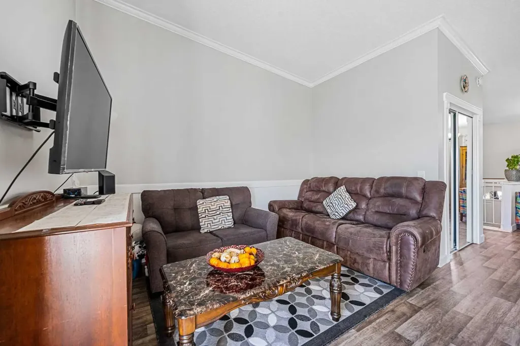455 Huntsville Crescent NW Calgary AB T2K 4W3