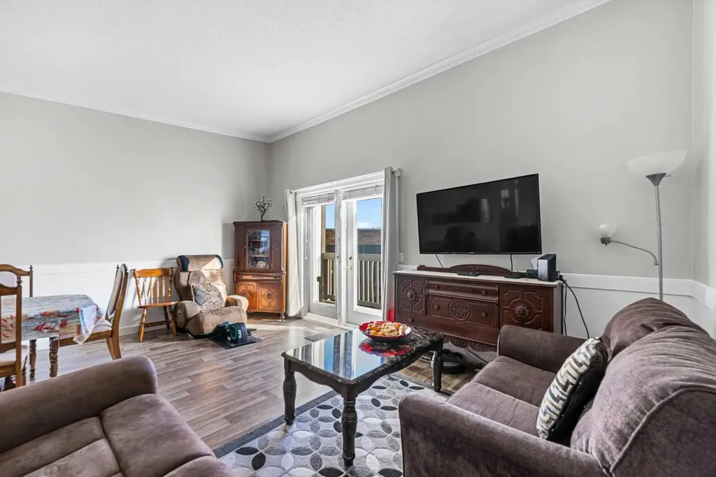 455 Huntsville Crescent NW Calgary AB T2K 4W3