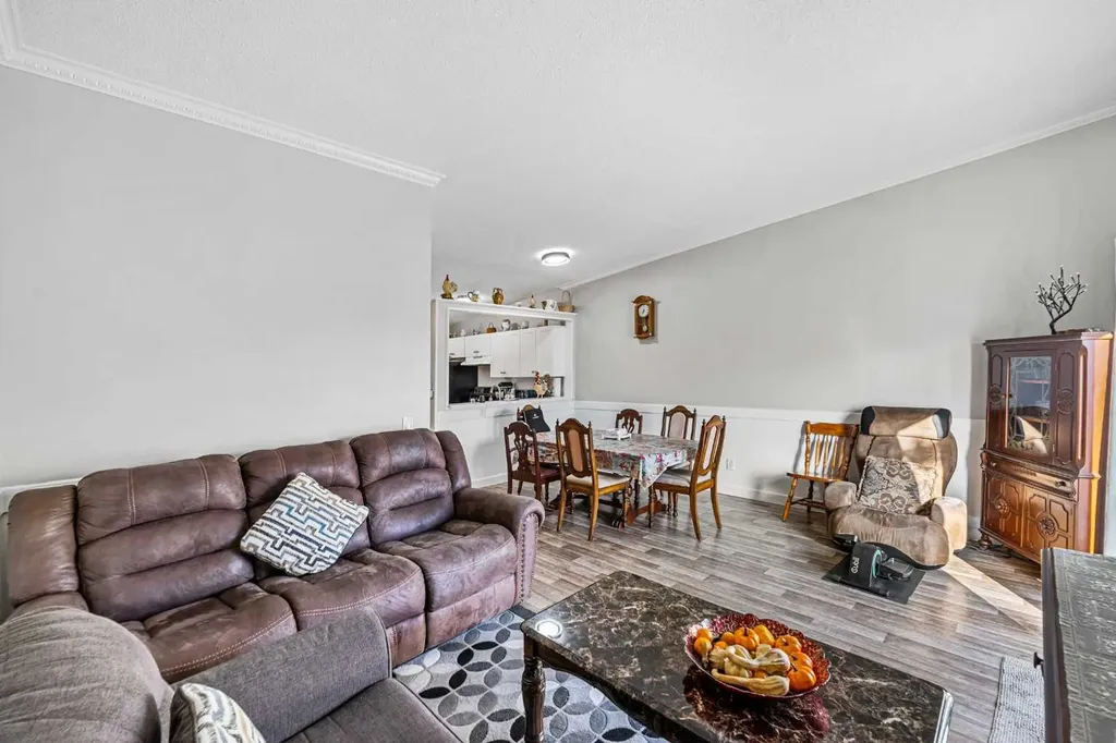 455 Huntsville Crescent NW Calgary AB T2K 4W3