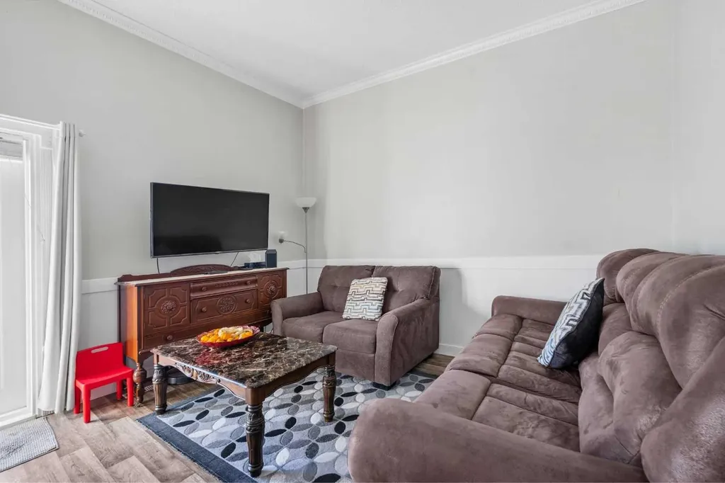 455 Huntsville Crescent NW Calgary AB T2K 4W3