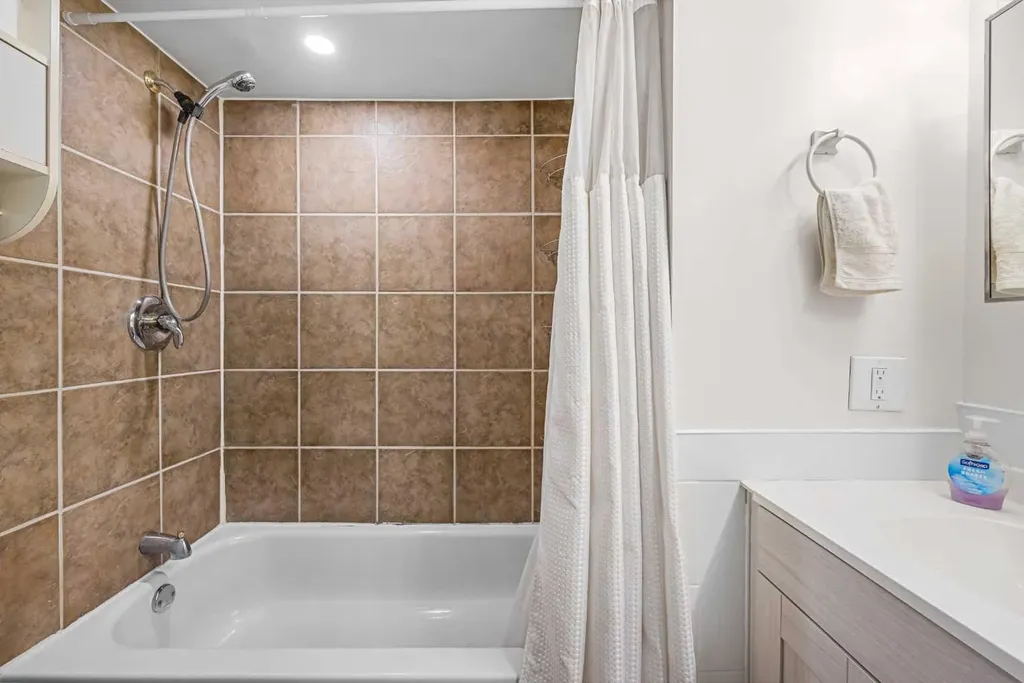 455 Huntsville Crescent NW Calgary AB T2K 4W3