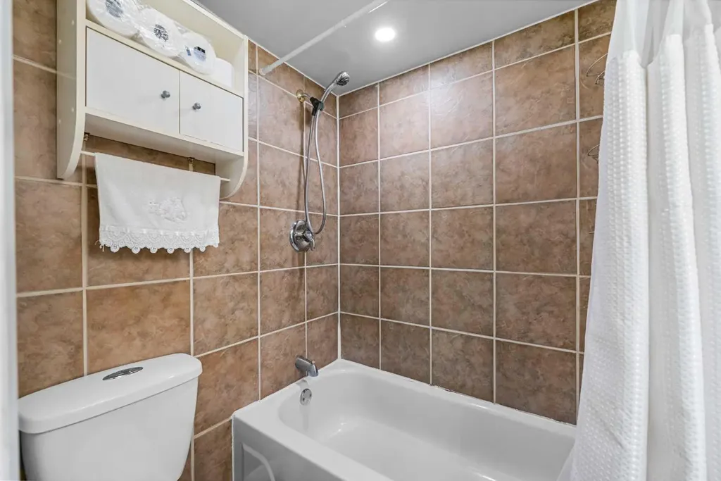 455 Huntsville Crescent NW Calgary AB T2K 4W3
