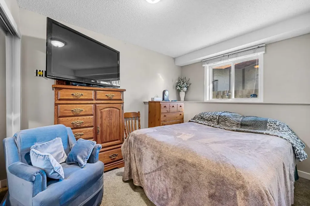 455 Huntsville Crescent NW Calgary AB T2K 4W3