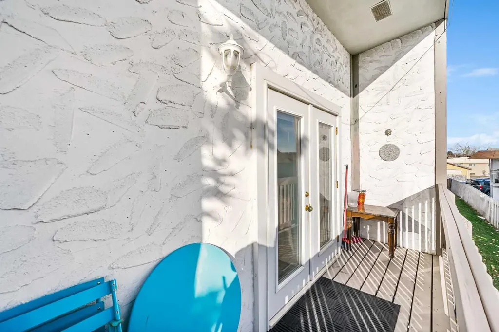 455 Huntsville Crescent NW Calgary AB T2K 4W3
