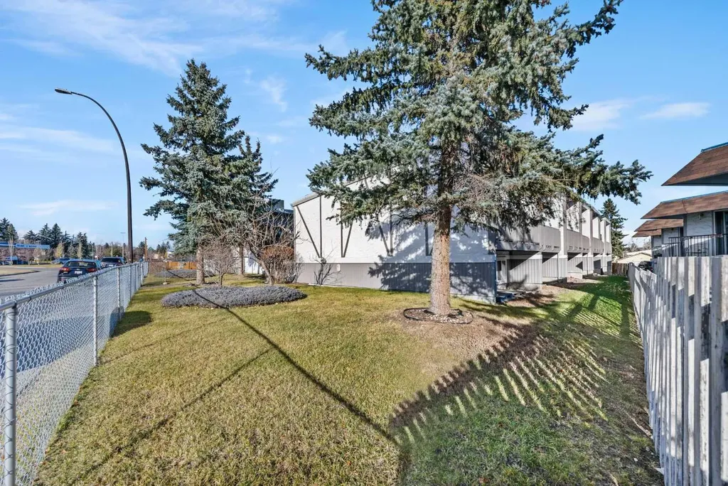 455 Huntsville Crescent NW Calgary AB T2K 4W3