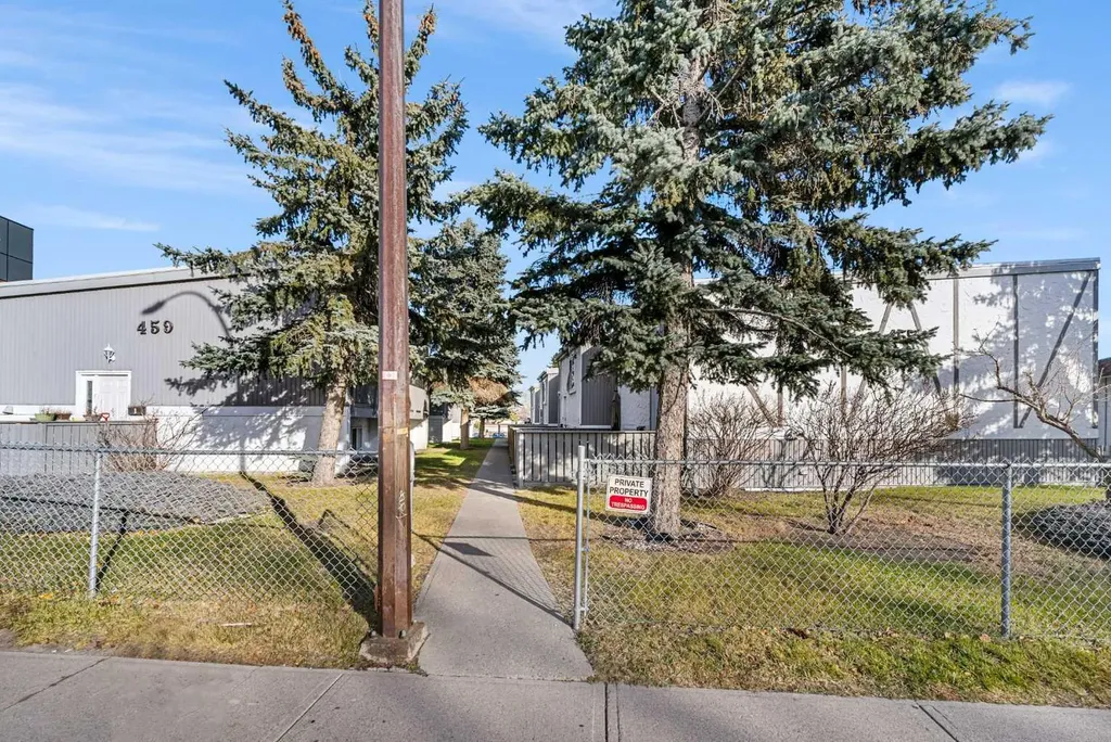 455 Huntsville Crescent NW Calgary AB T2K 4W3
