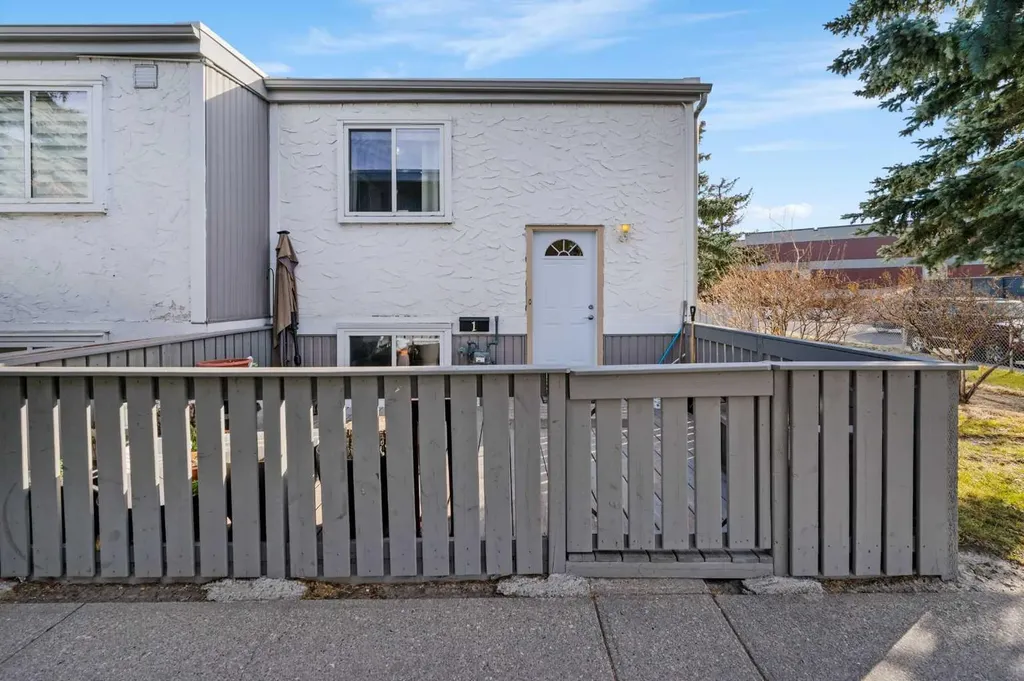 455 Huntsville Crescent NW Calgary AB T2K 4W3
