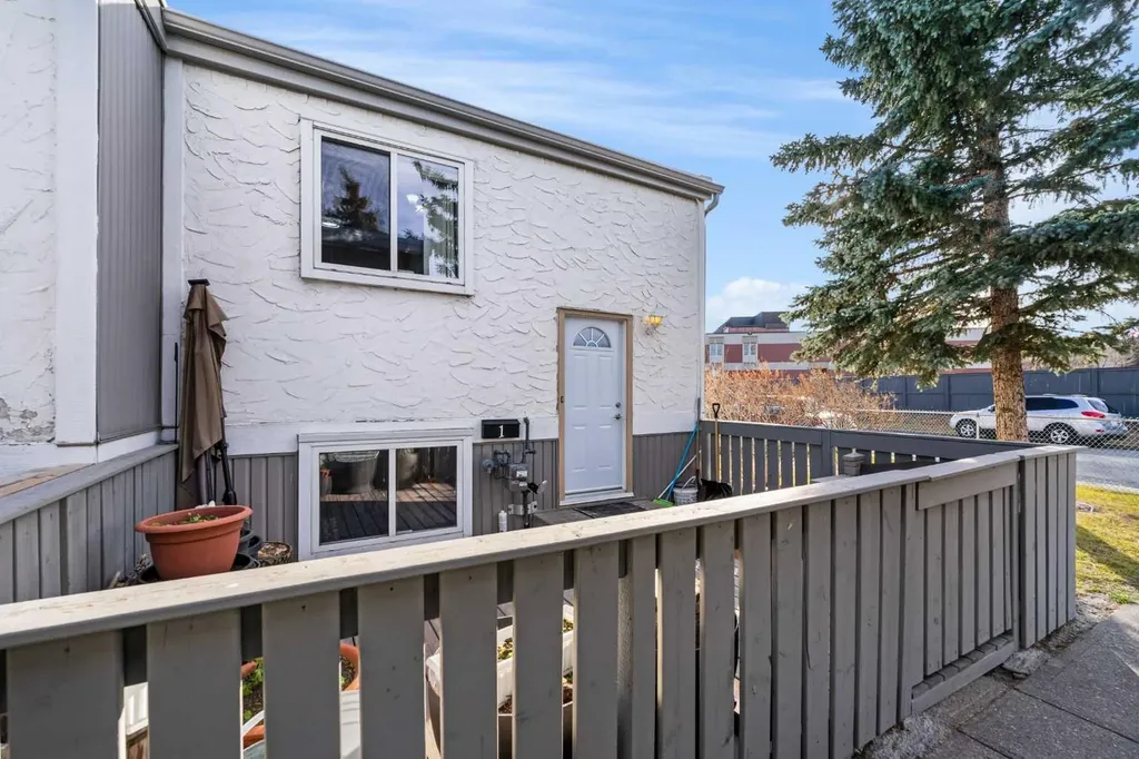455 Huntsville Crescent NW Calgary AB T2K 4W3