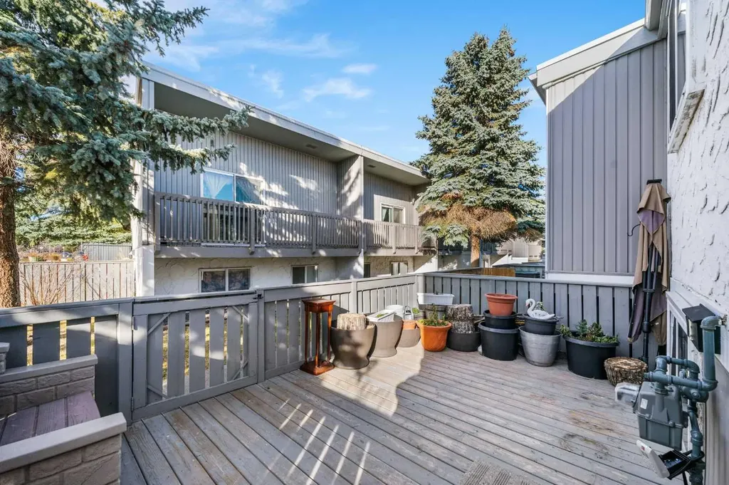455 Huntsville Crescent NW Calgary AB T2K 4W3